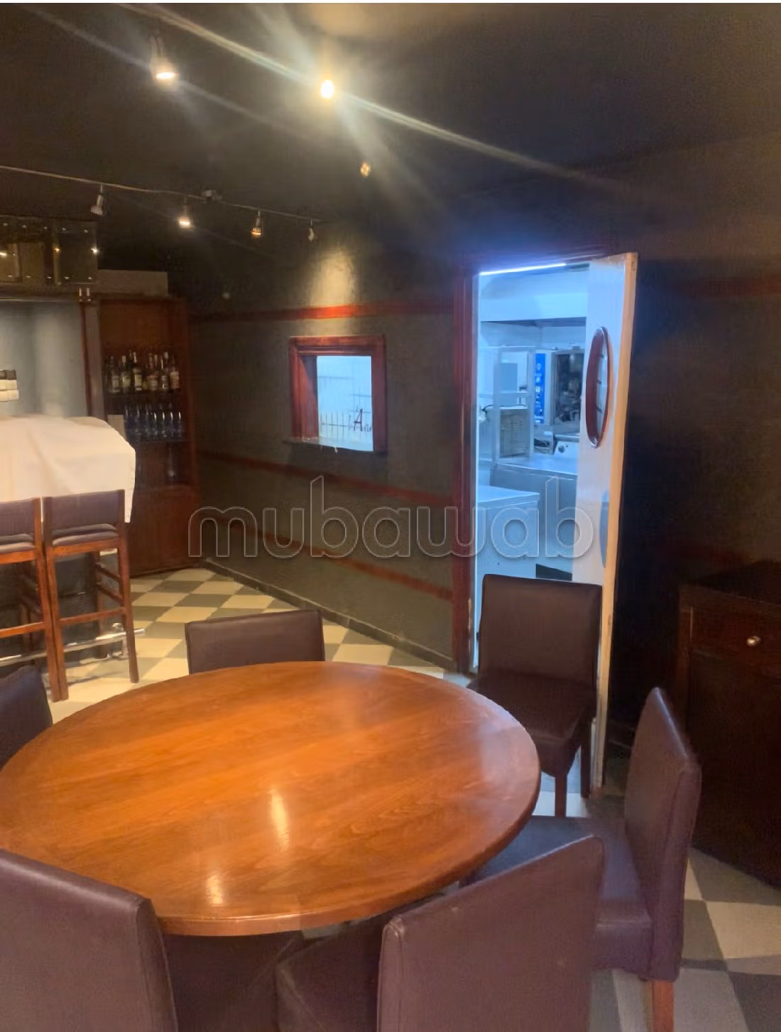 مكاتب ومحلات للبيع بكليز. المساحة 213 م². إقامة مراقبة 24/24.