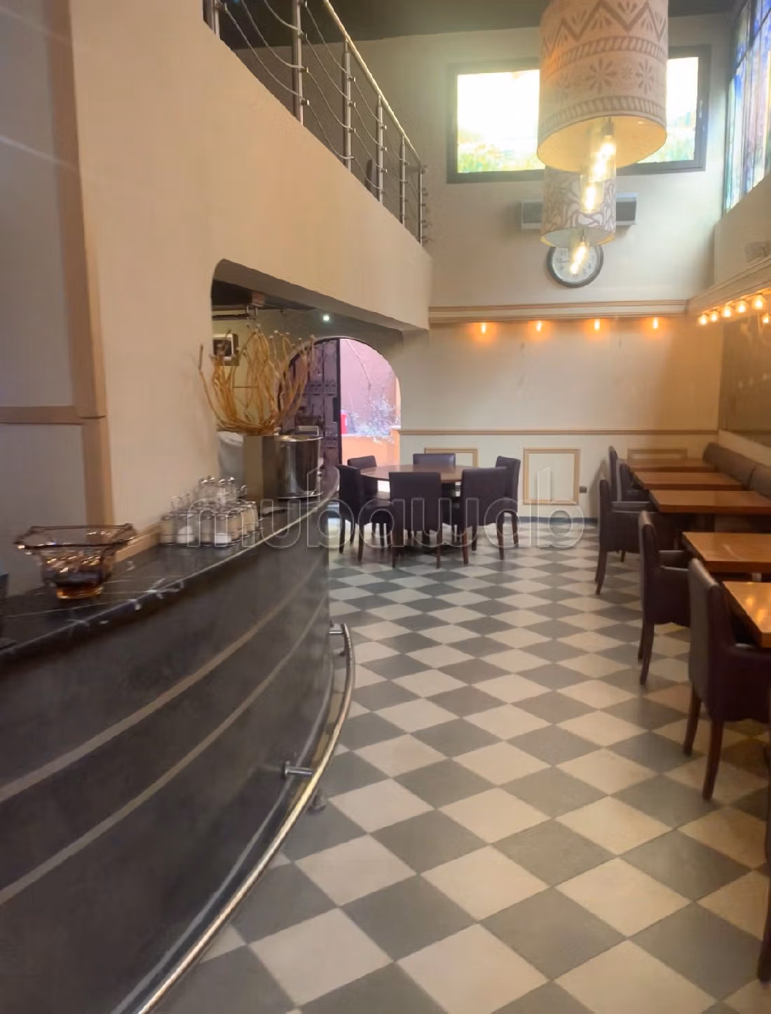 مكاتب ومحلات للبيع بكليز. المساحة 213 م². إقامة مراقبة 24/24.