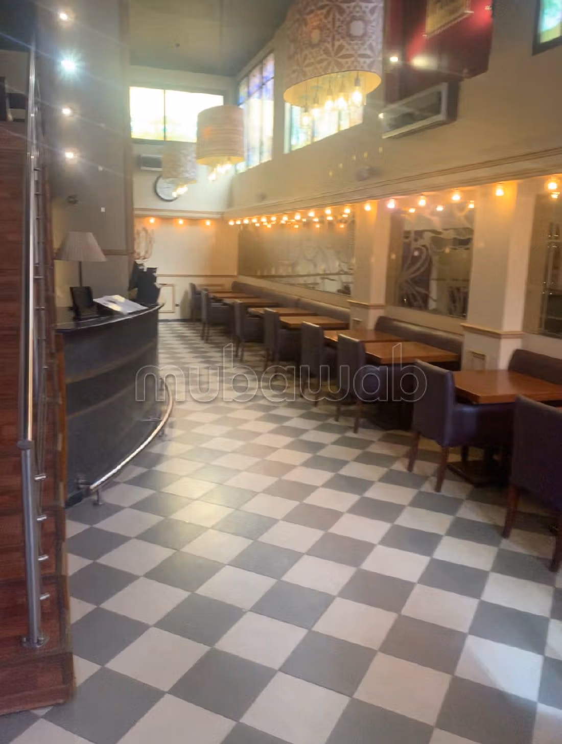 مكاتب ومحلات للبيع بكليز. المساحة 213 م². إقامة مراقبة 24/24.