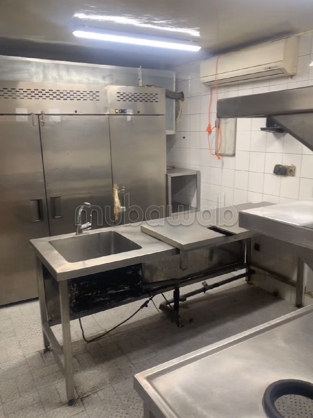 مكاتب ومحلات للبيع بكليز. المساحة 213 م². إقامة مراقبة 24/24.