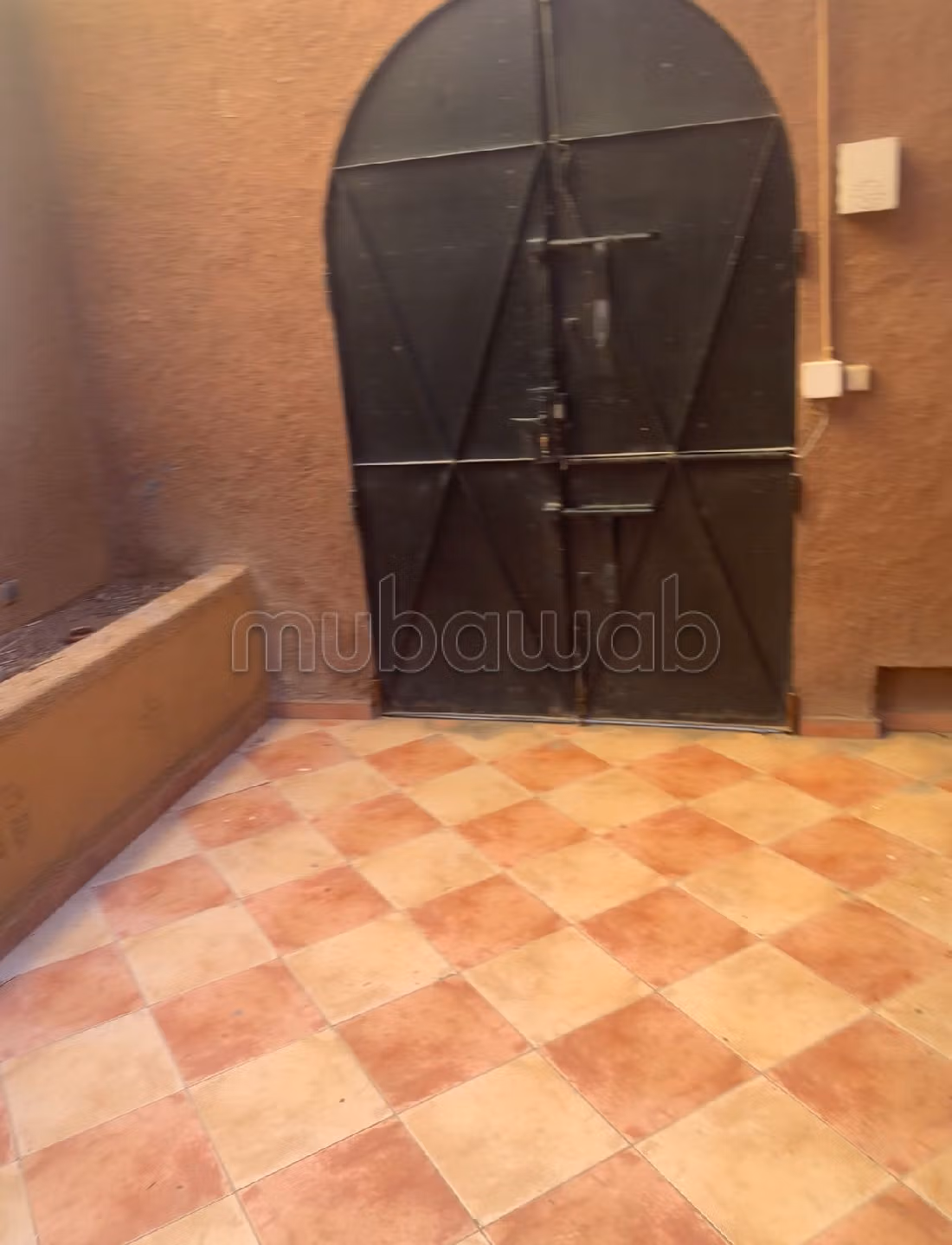 مكاتب ومحلات للبيع بكليز. المساحة 213 م². إقامة مراقبة 24/24.