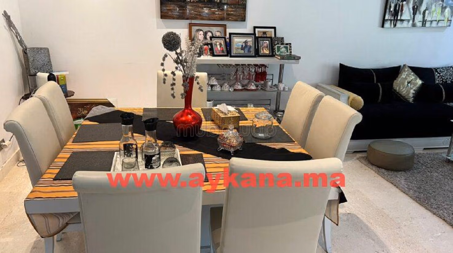 In de verhuur: villa's en luxe woningen. Totale oppervlakte 500 m². Volledig gemeubileerd. 