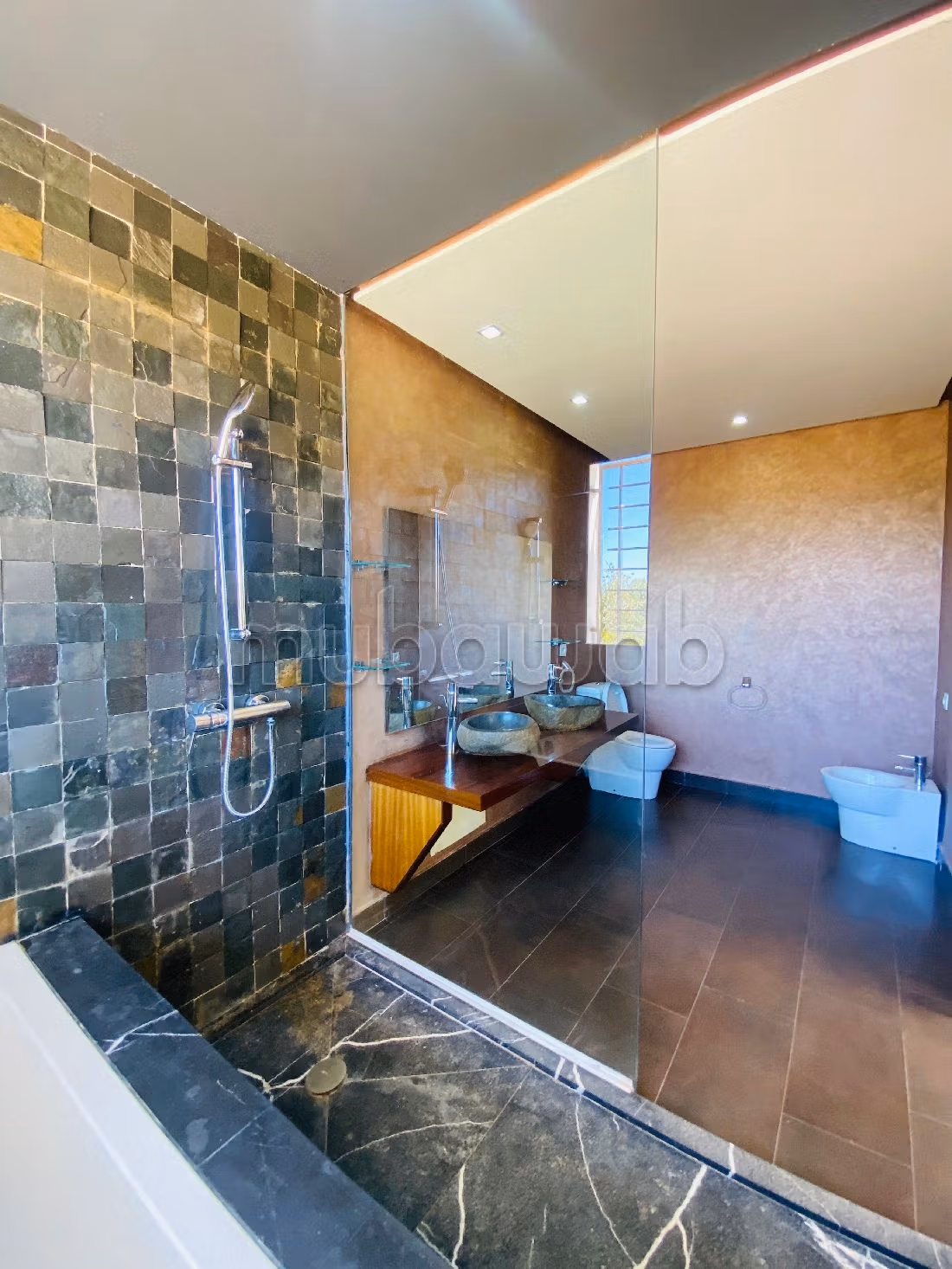 Magnifica casa di lusso in affitto a Ain Diab. 8 ampi locali. Piscina e camino. 