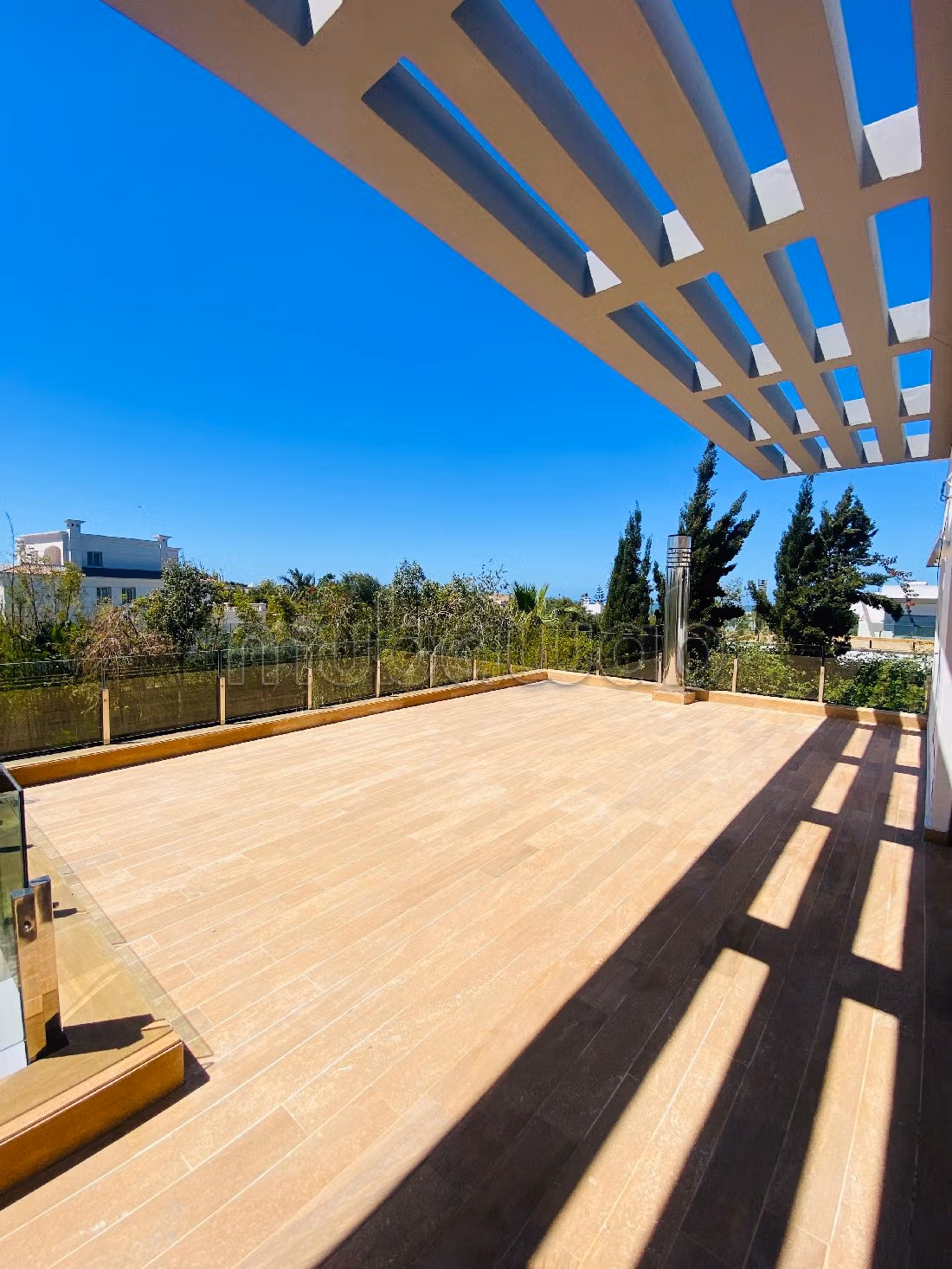 Magnifica casa di lusso in affitto a Ain Diab. 8 ampi locali. Piscina e camino. 