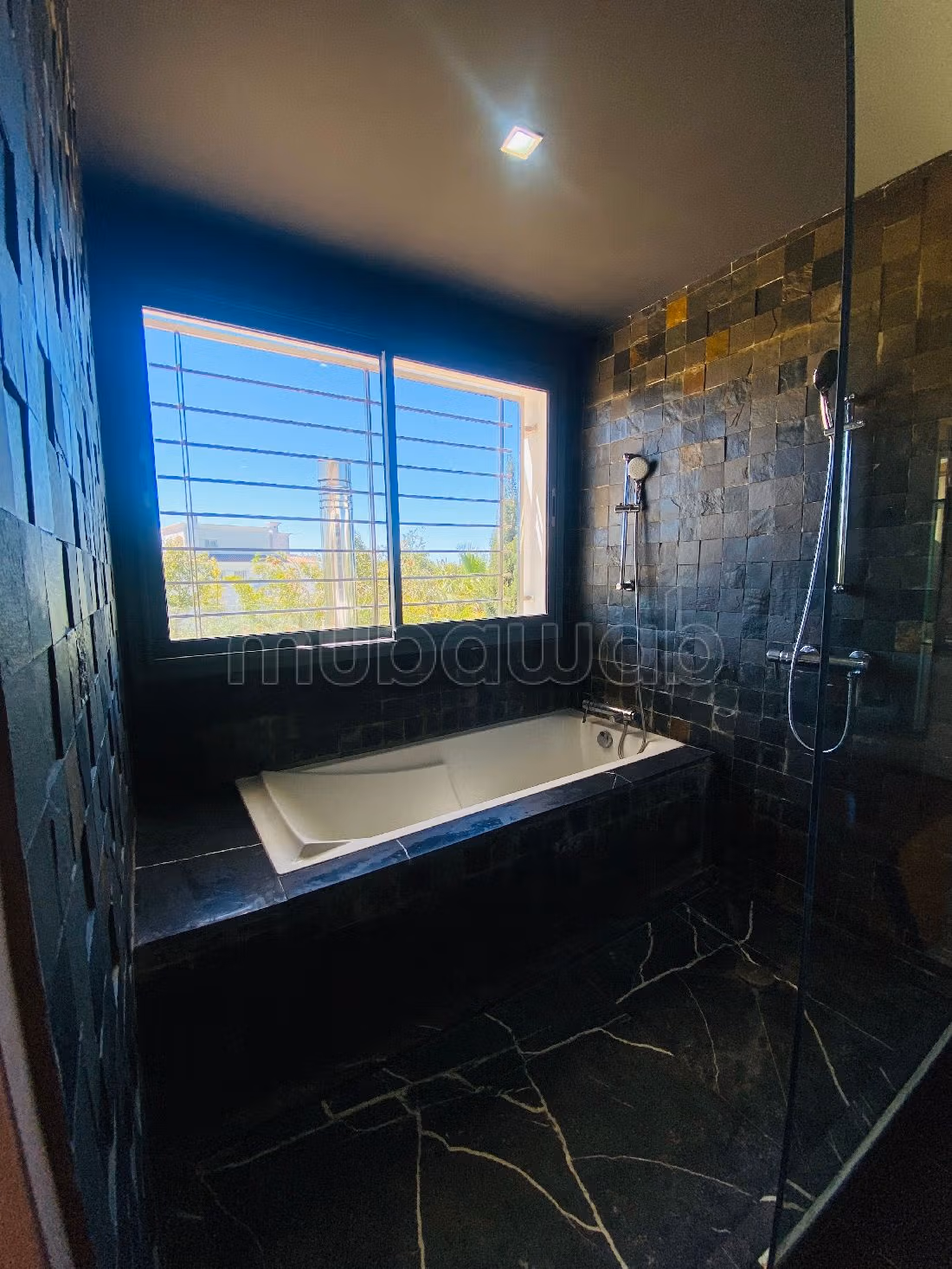 Magnifica casa di lusso in affitto a Ain Diab. 8 ampi locali. Piscina e camino. 