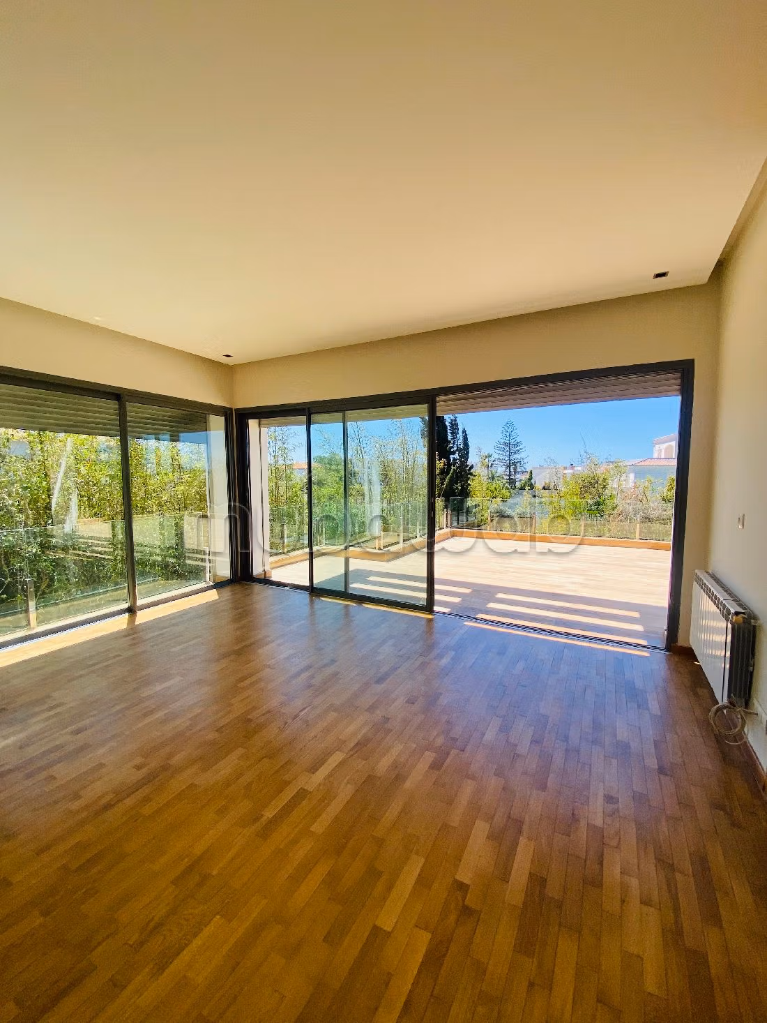 Magnifica casa di lusso in affitto a Ain Diab. 8 ampi locali. Piscina e camino. 