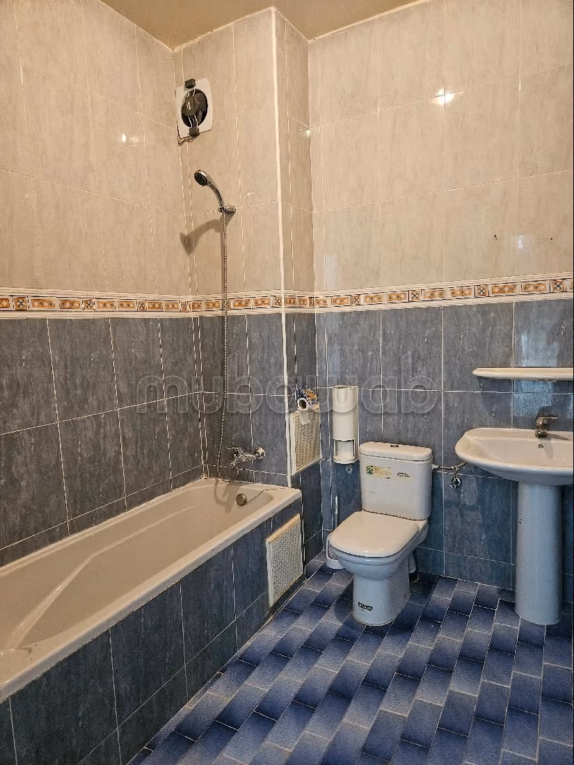 فيلا جميلة للبيع بالسعيدية.8 غرف جميلة. باب متين ومدفئة مركزية