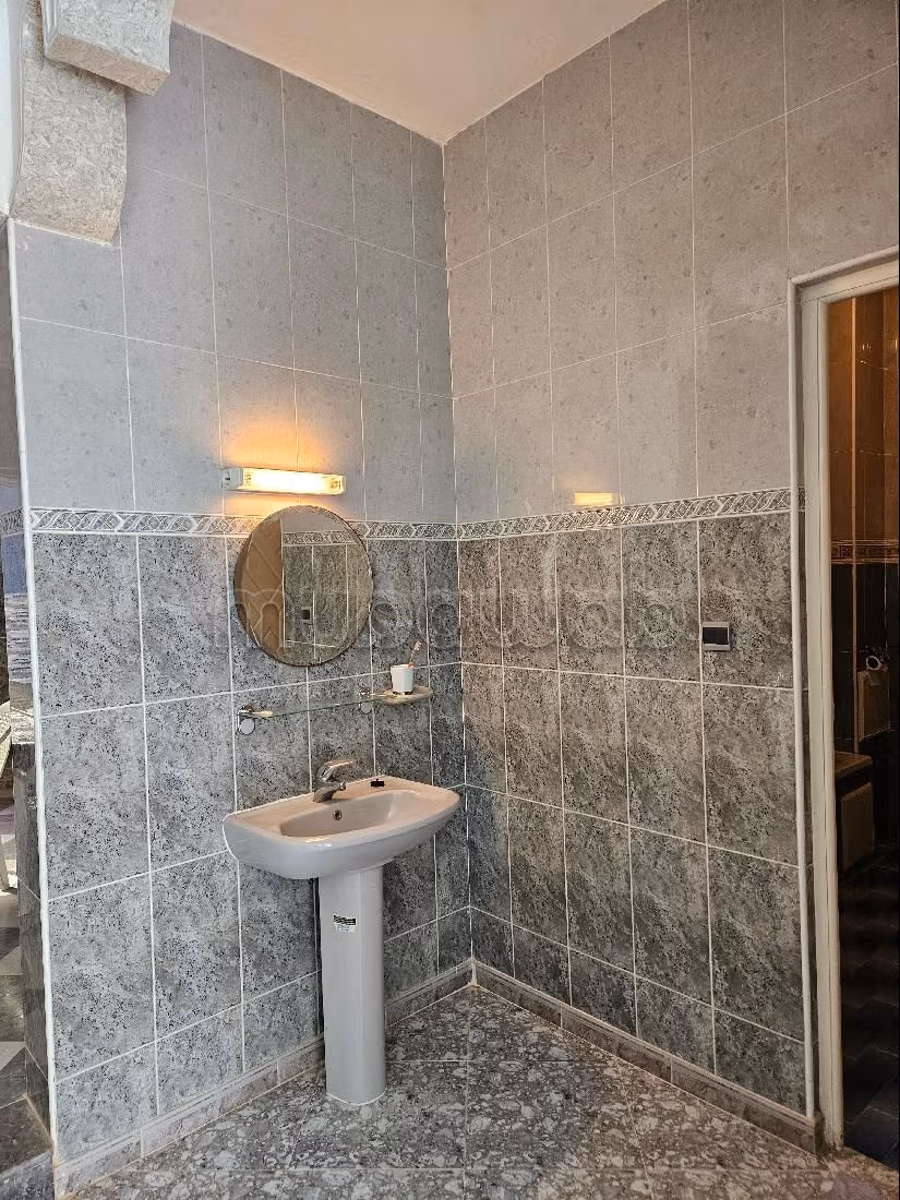 فيلا جميلة للبيع بالسعيدية.8 غرف جميلة. باب متين ومدفئة مركزية