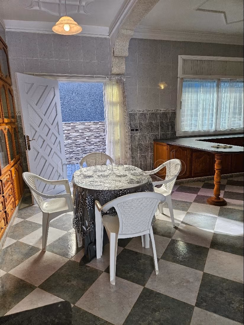 فيلا جميلة للبيع بالسعيدية.8 غرف جميلة. باب متين ومدفئة مركزية