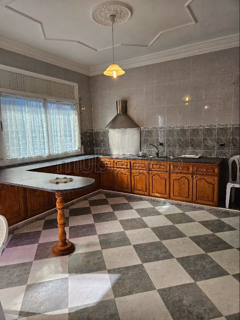 فيلا جميلة للبيع بالسعيدية.8 غرف جميلة. باب متين ومدفئة مركزية