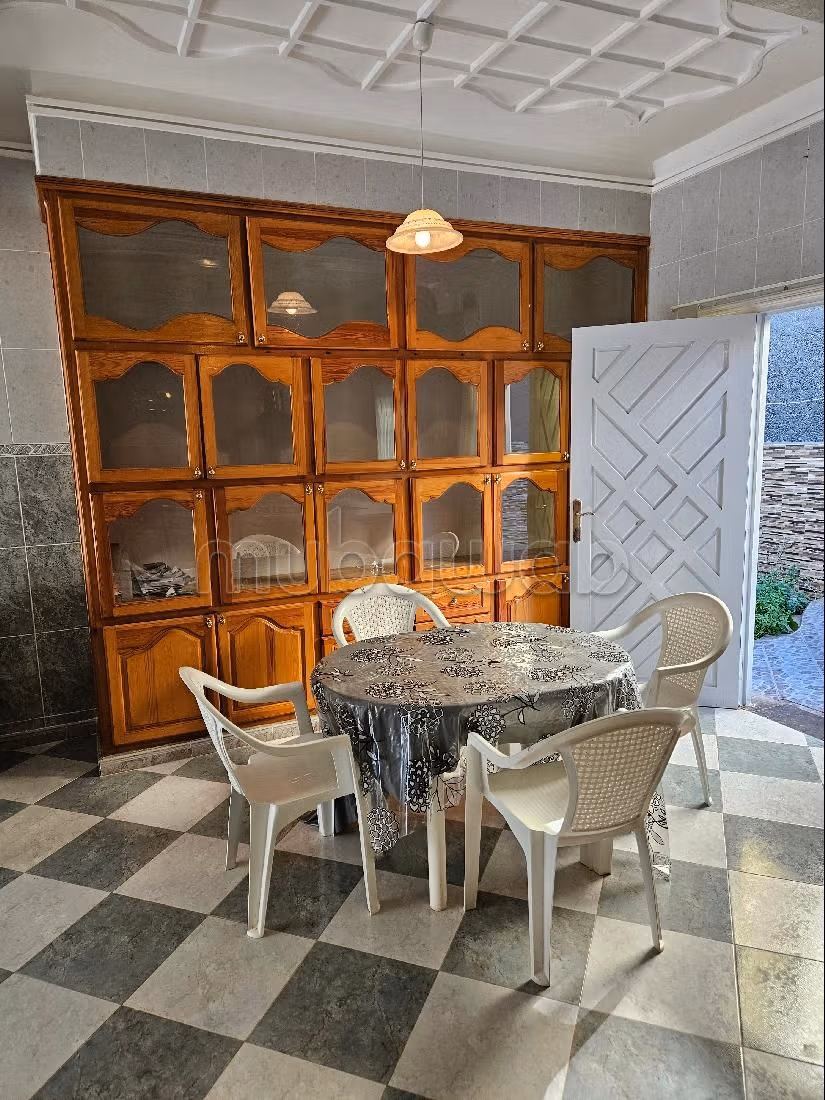 فيلا جميلة للبيع بالسعيدية.8 غرف جميلة. باب متين ومدفئة مركزية