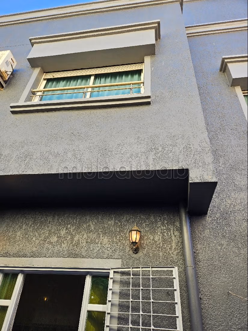 فيلا جميلة للبيع بالسعيدية.8 غرف جميلة. باب متين ومدفئة مركزية