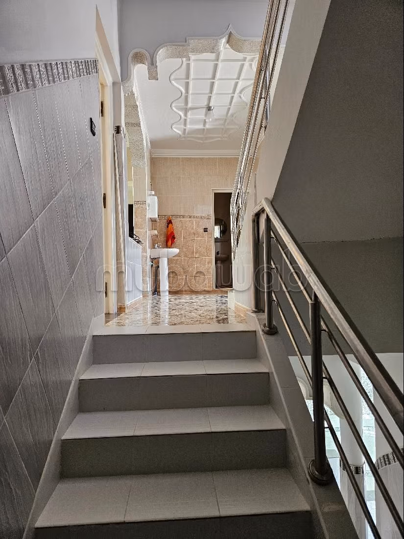 فيلا جميلة للبيع بالسعيدية.8 غرف جميلة. باب متين ومدفئة مركزية