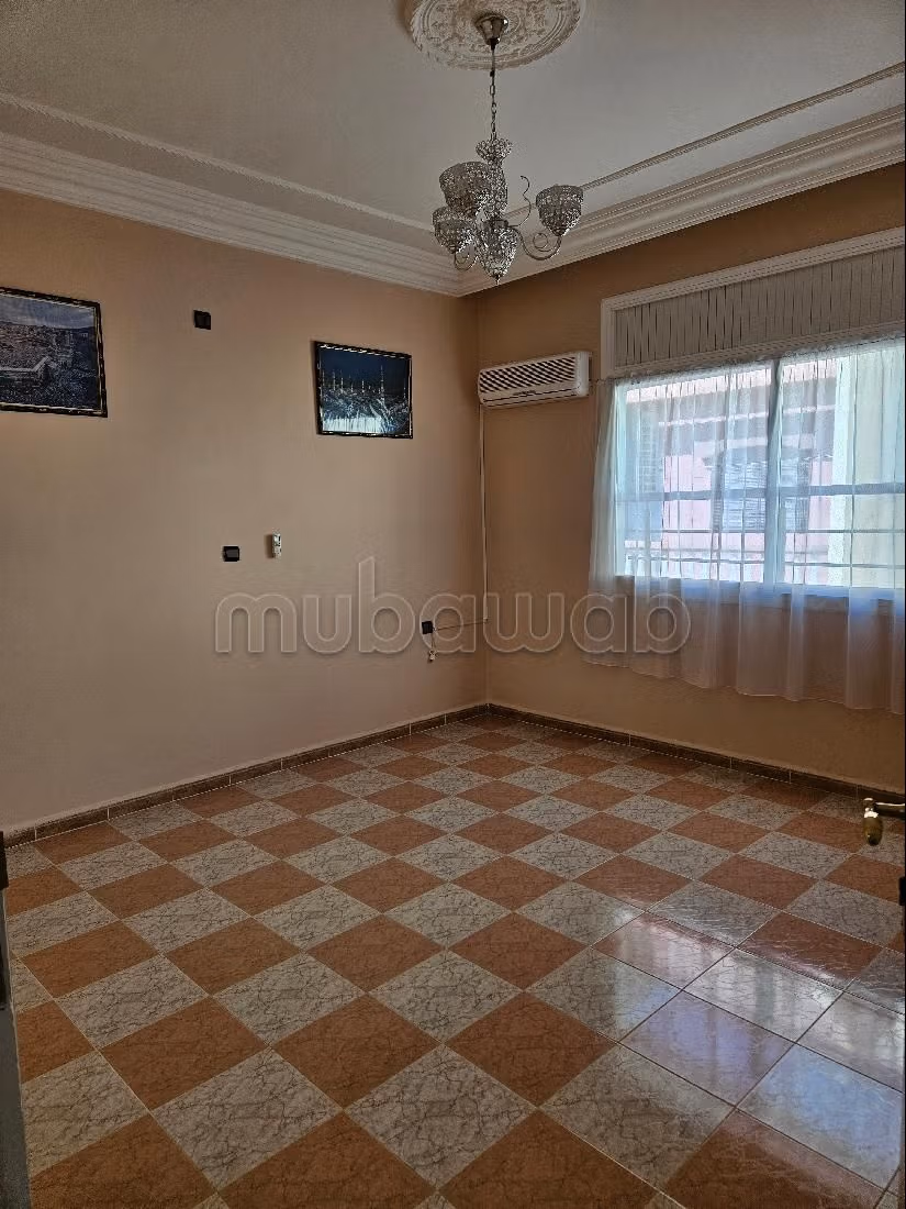 فيلا جميلة للبيع بالسعيدية.8 غرف جميلة. باب متين ومدفئة مركزية