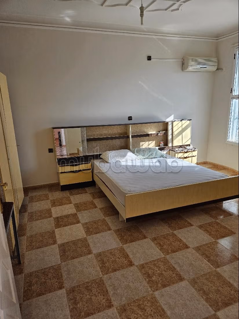 فيلا جميلة للبيع بالسعيدية.8 غرف جميلة. باب متين ومدفئة مركزية