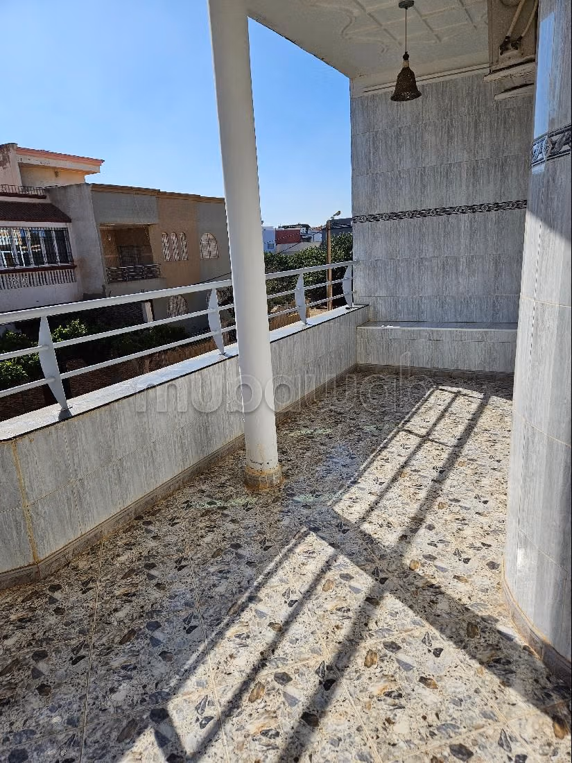 فيلا جميلة للبيع بالسعيدية.8 غرف جميلة. باب متين ومدفئة مركزية