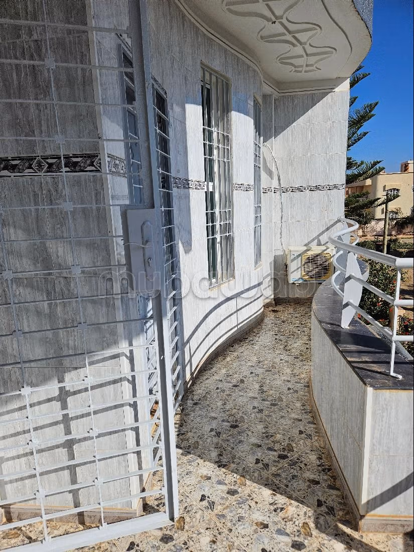 فيلا جميلة للبيع بالسعيدية.8 غرف جميلة. باب متين ومدفئة مركزية