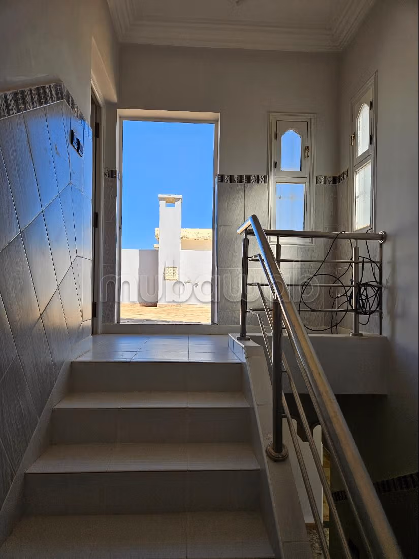 فيلا جميلة للبيع بالسعيدية.8 غرف جميلة. باب متين ومدفئة مركزية