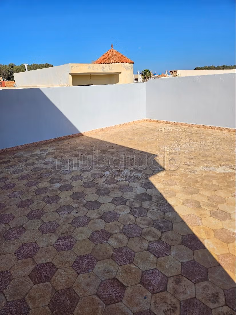 فيلا جميلة للبيع بالسعيدية.8 غرف جميلة. باب متين ومدفئة مركزية