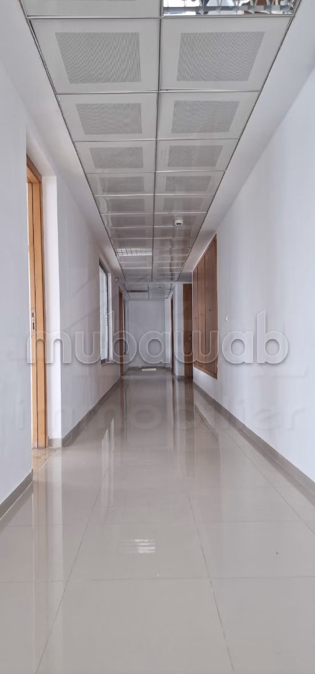 Ufficio in affitto a Les Berges Du Lac 1. Superficie totale 350 m². Servizio di concierge e condizionatore. 