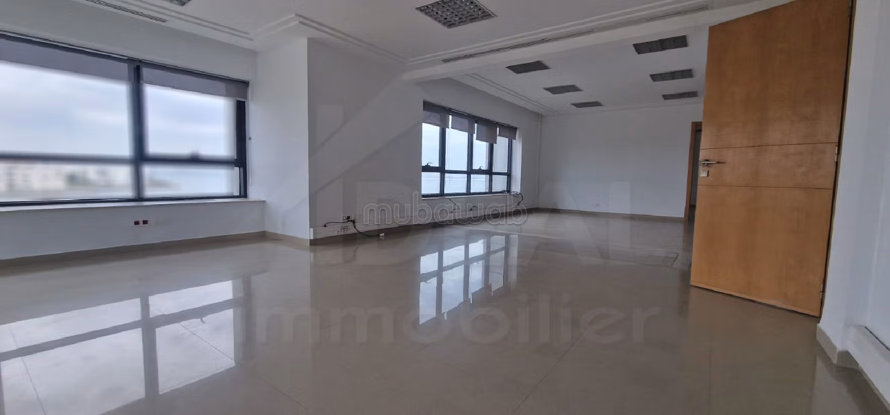 Ufficio in affitto a Les Berges Du Lac 1. Superficie totale 350 m². Servizio di concierge e condizionatore. 