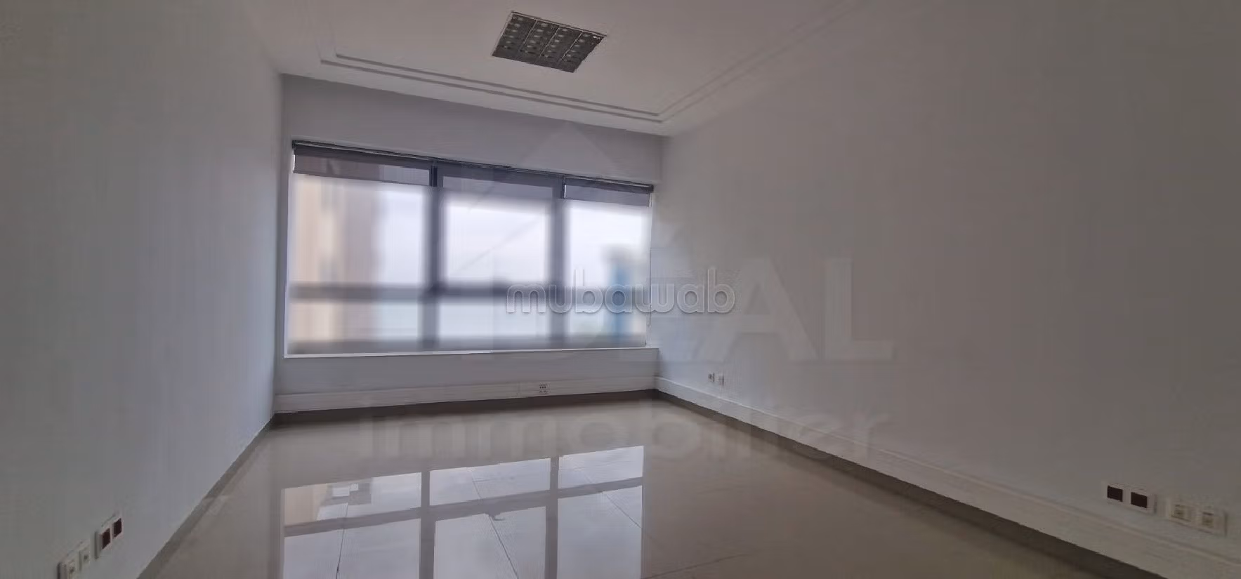 Ufficio in affitto a Les Berges Du Lac 1. Superficie totale 350 m². Servizio di concierge e condizionatore. 