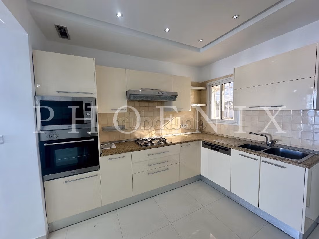 Flat for rent in Gammarth. 2 lovely rooms. Quiet sorroundings with sea view, central heating. 