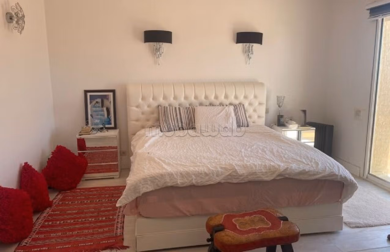 كراء فيلا ممتازة بحـي الشاطئ. المساحة الإجمالية 800 م². مفروشة