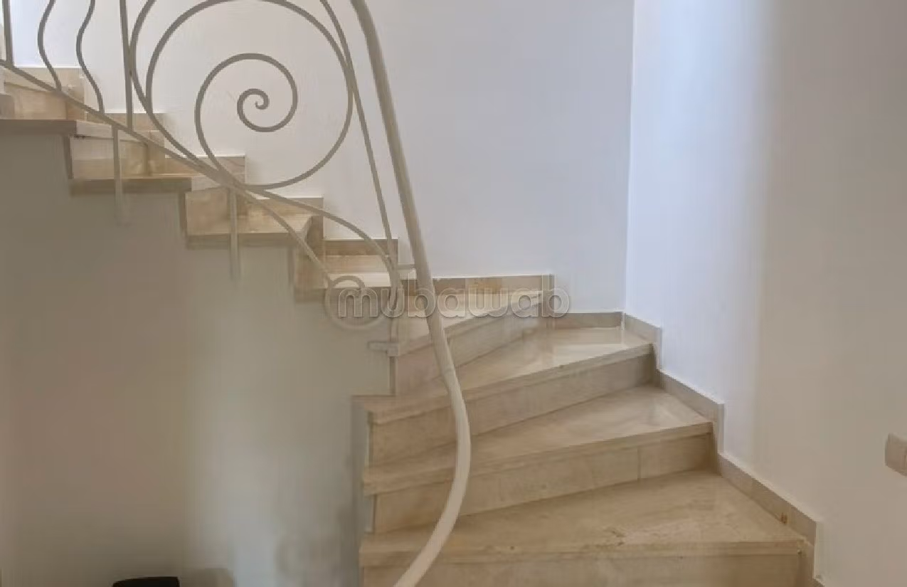 كراء فيلا ممتازة بحـي الشاطئ. المساحة الإجمالية 800 م². مفروشة