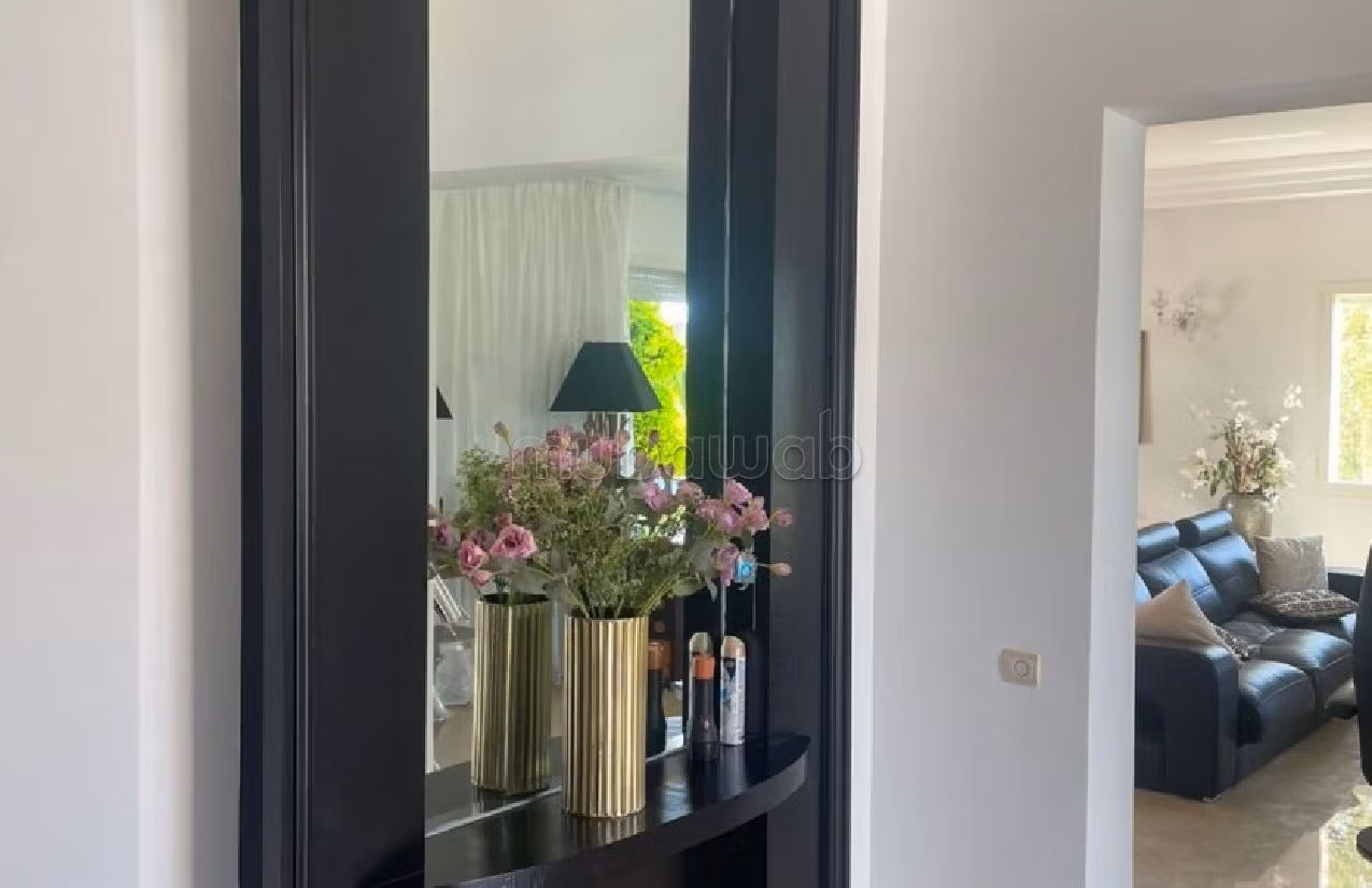 كراء فيلا ممتازة بحـي الشاطئ. المساحة الإجمالية 800 م². مفروشة