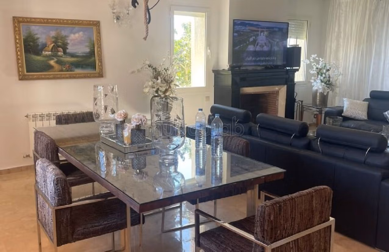 كراء فيلا ممتازة بحـي الشاطئ. المساحة الإجمالية 800 م². مفروشة