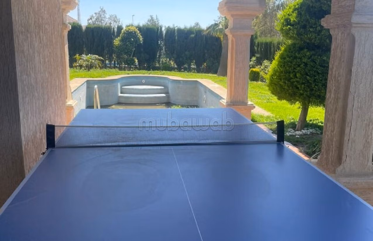 كراء فيلا ممتازة بحـي الشاطئ. المساحة الإجمالية 800 م². مفروشة