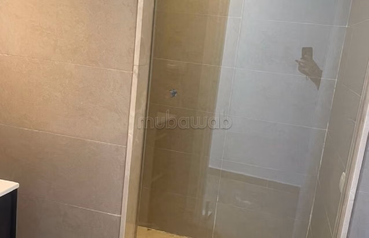 كراء فيلا ممتازة بحـي الشاطئ. المساحة الإجمالية 800 م². مفروشة