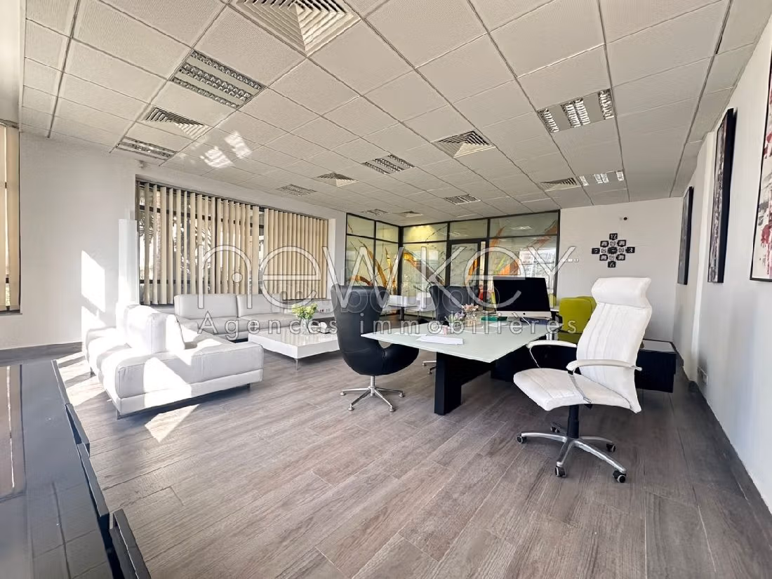 عقارت تجارية للكراء ب ضفاف البحيرة 2. المساحة الإجمالية 215 م². إقامة محروسة. 