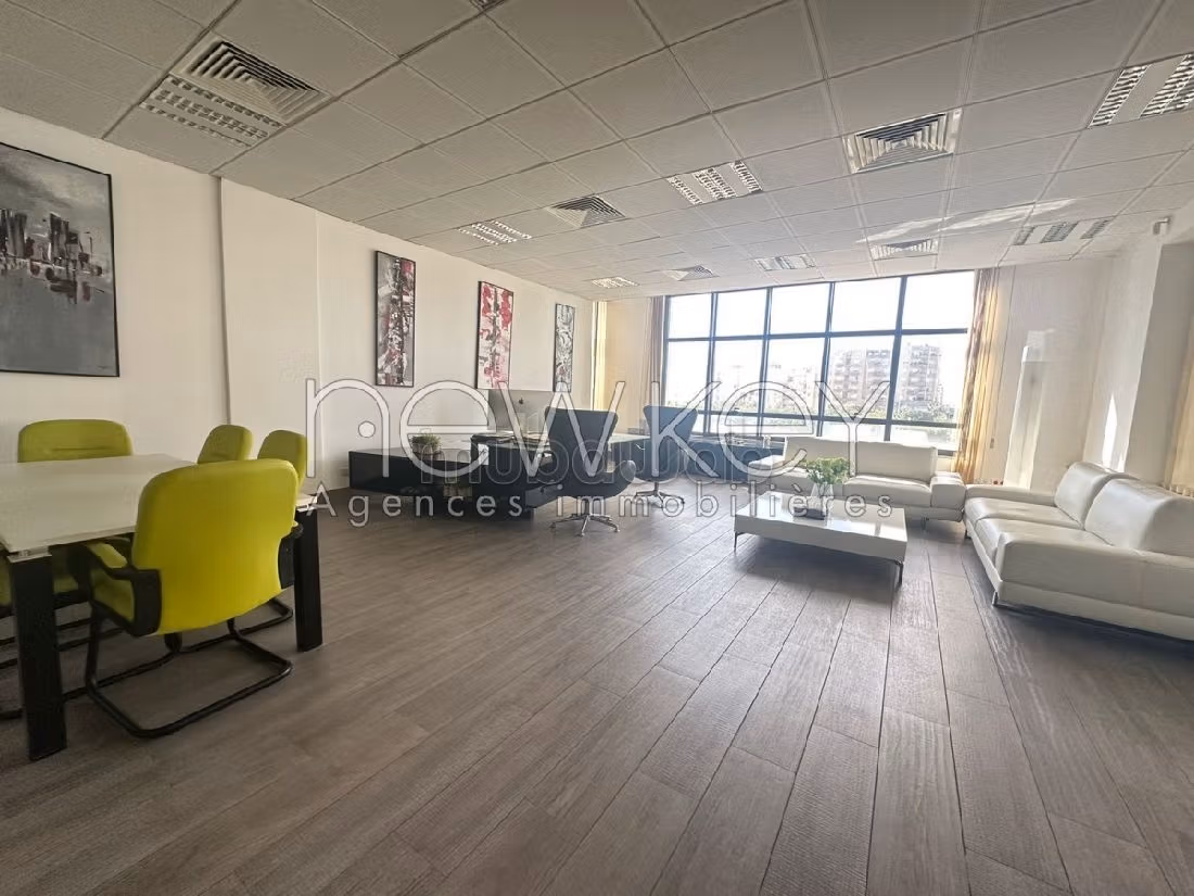 عقارت تجارية للكراء ب ضفاف البحيرة 2. المساحة الإجمالية 215 م². إقامة محروسة. 