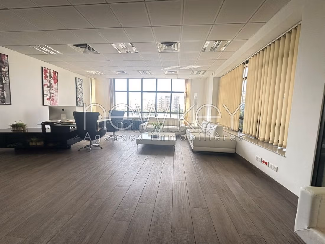 عقارت تجارية للكراء ب ضفاف البحيرة 2. المساحة الإجمالية 215 م². إقامة محروسة. 