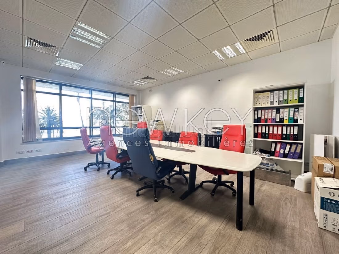 عقارت تجارية للكراء ب ضفاف البحيرة 2. المساحة الإجمالية 215 م². إقامة محروسة. 