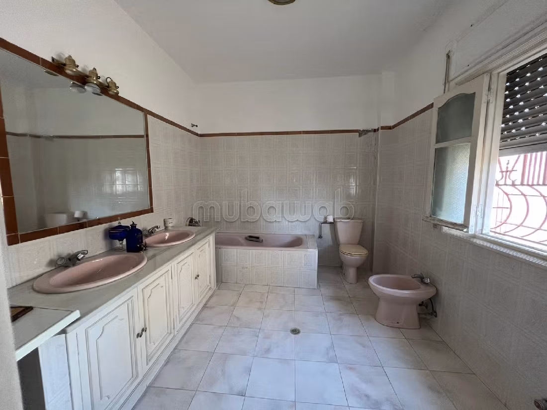 Maison à l'achat en Centre. 8 pièces confortables. Porte blindée, salon marocain. 