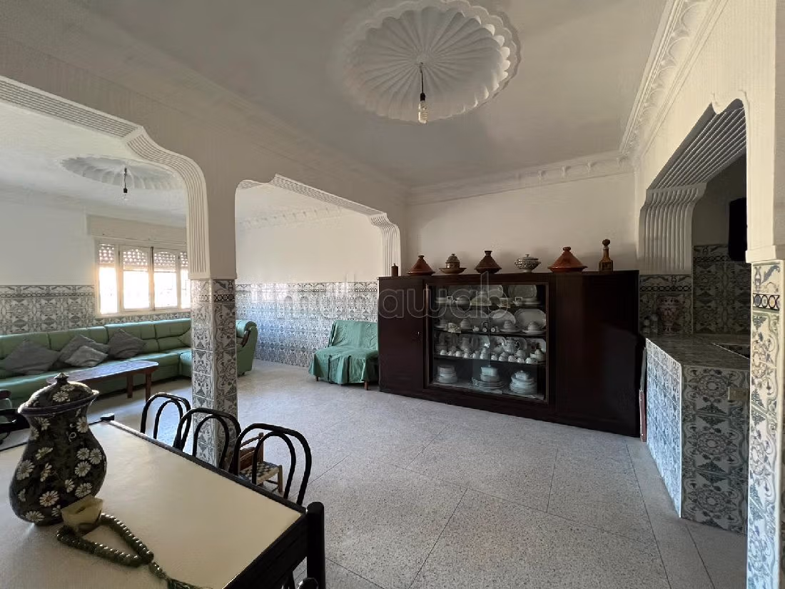 Maison à l'achat en Centre. 8 pièces confortables. Porte blindée, salon marocain. 