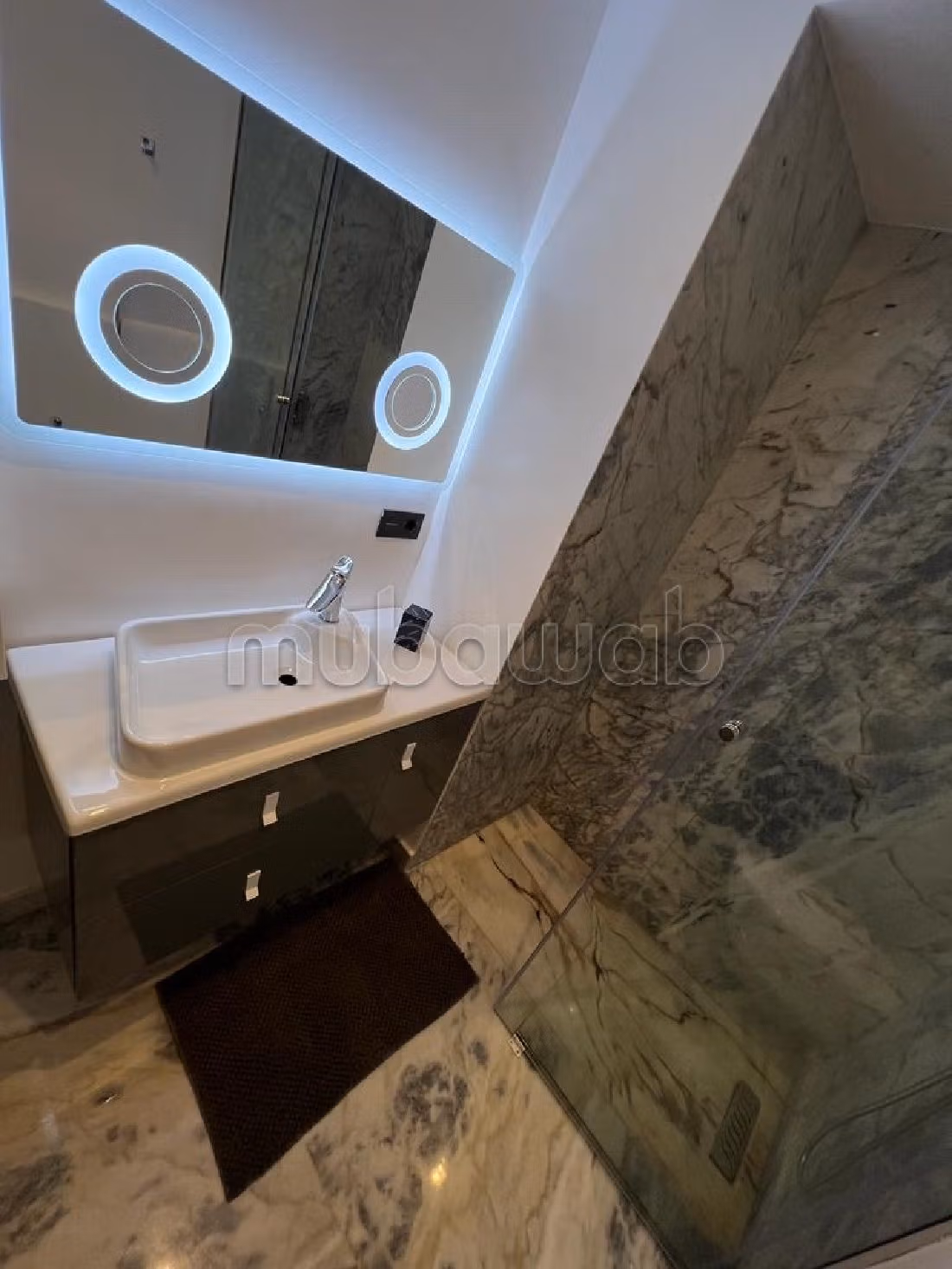 A LOUER Appartement moderne face à la gare de train