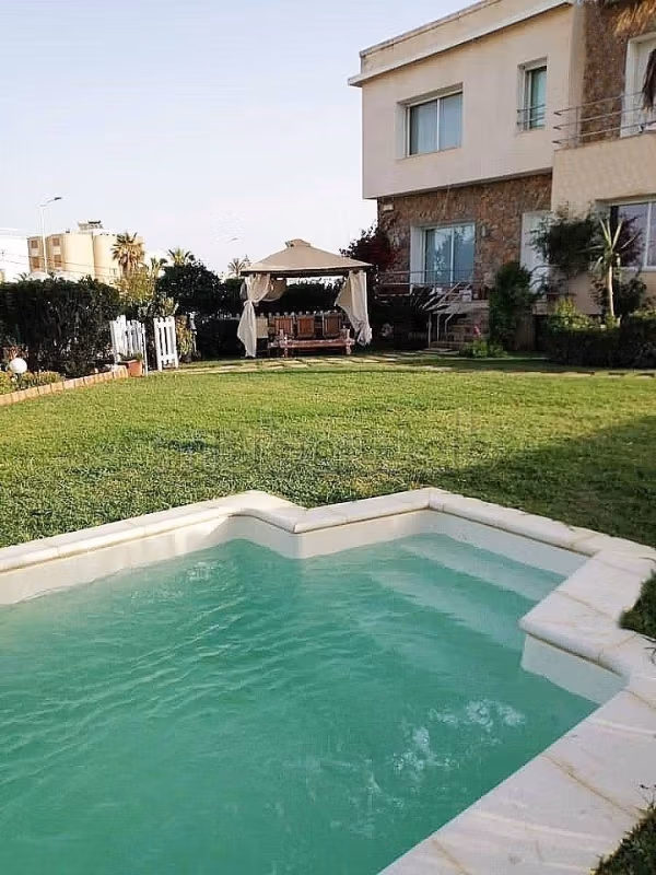 Magnificent villa for rent. 6 large rooms. Swimming pool and air conditioning. 