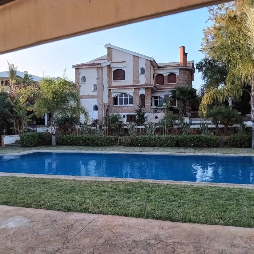 Offices & shops for sale in Hay El Menzah. Surface area 6750 m². 