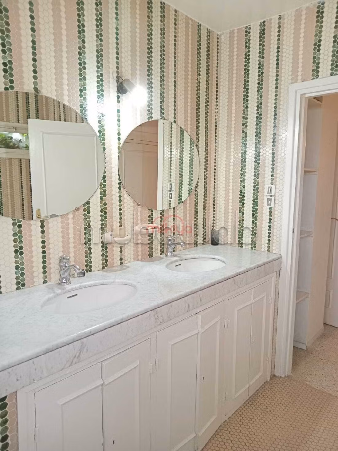 Casa de lujo en venta. Area 698 m². Jardín privado, trastero