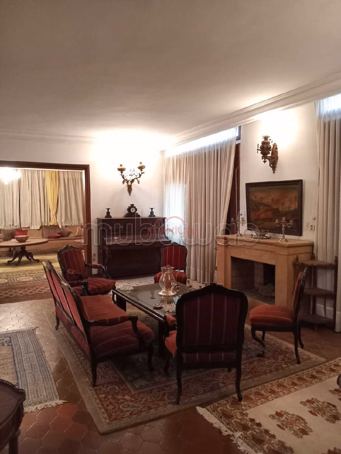 Casa de lujo en venta. Area 698 m². Jardín privado, trastero