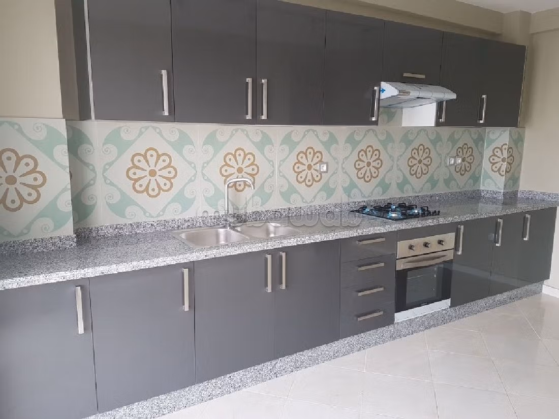 شقة رائعة للإيجار براسين. 4 قطع كبيرة. مصعد. 