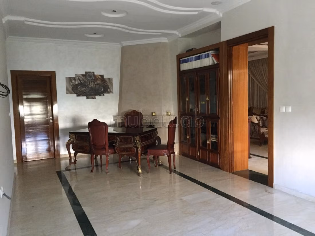 High quality villa for sale in Anfa Supérieur. Total area 898 m². Moroccan living room and satellite dish. 