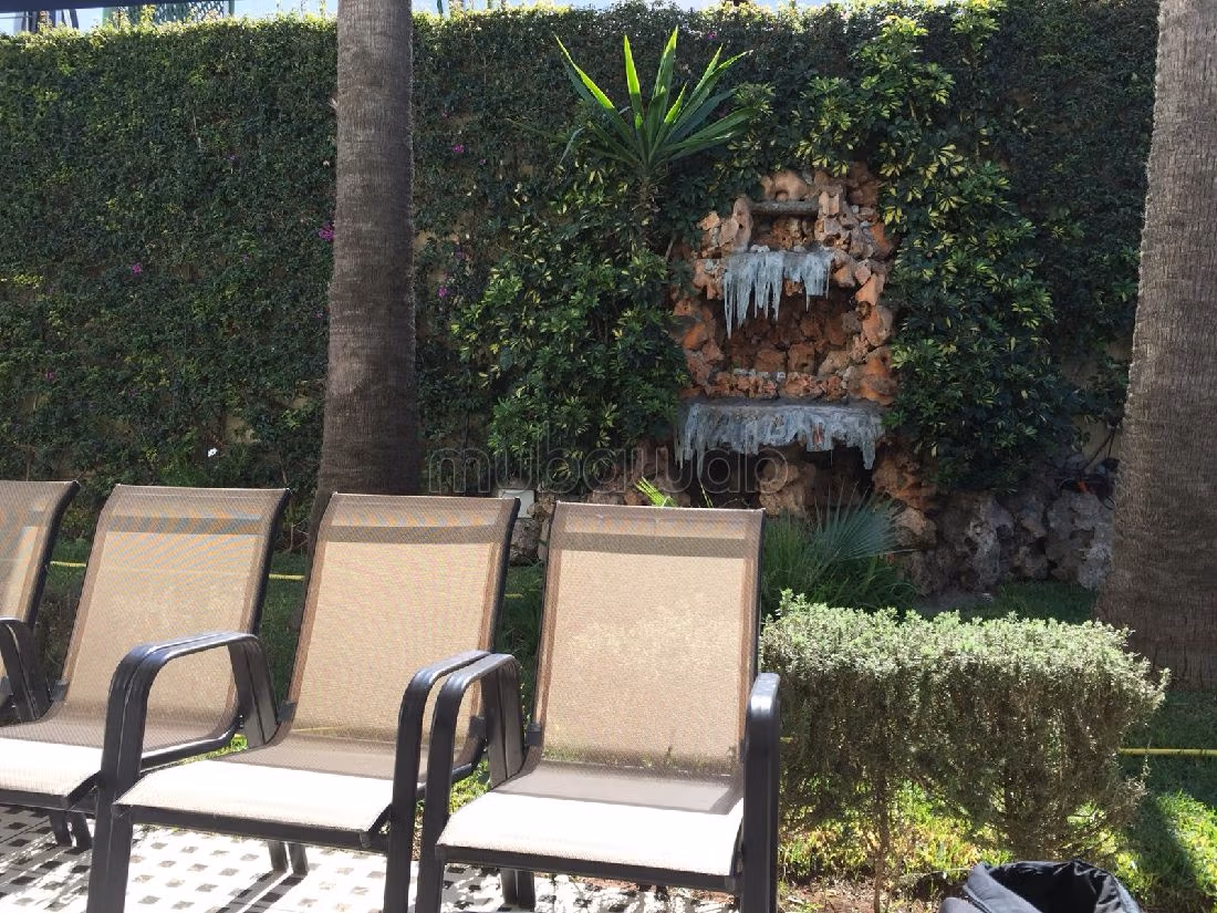 High quality villa for sale in Anfa Supérieur. Total area 898 m². Moroccan living room and satellite dish. 