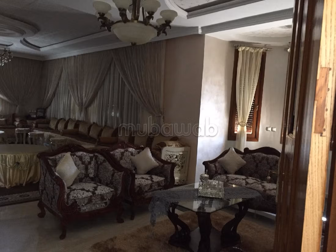 High quality villa for sale in Anfa Supérieur. Total area 898 m². Moroccan living room and satellite dish. 