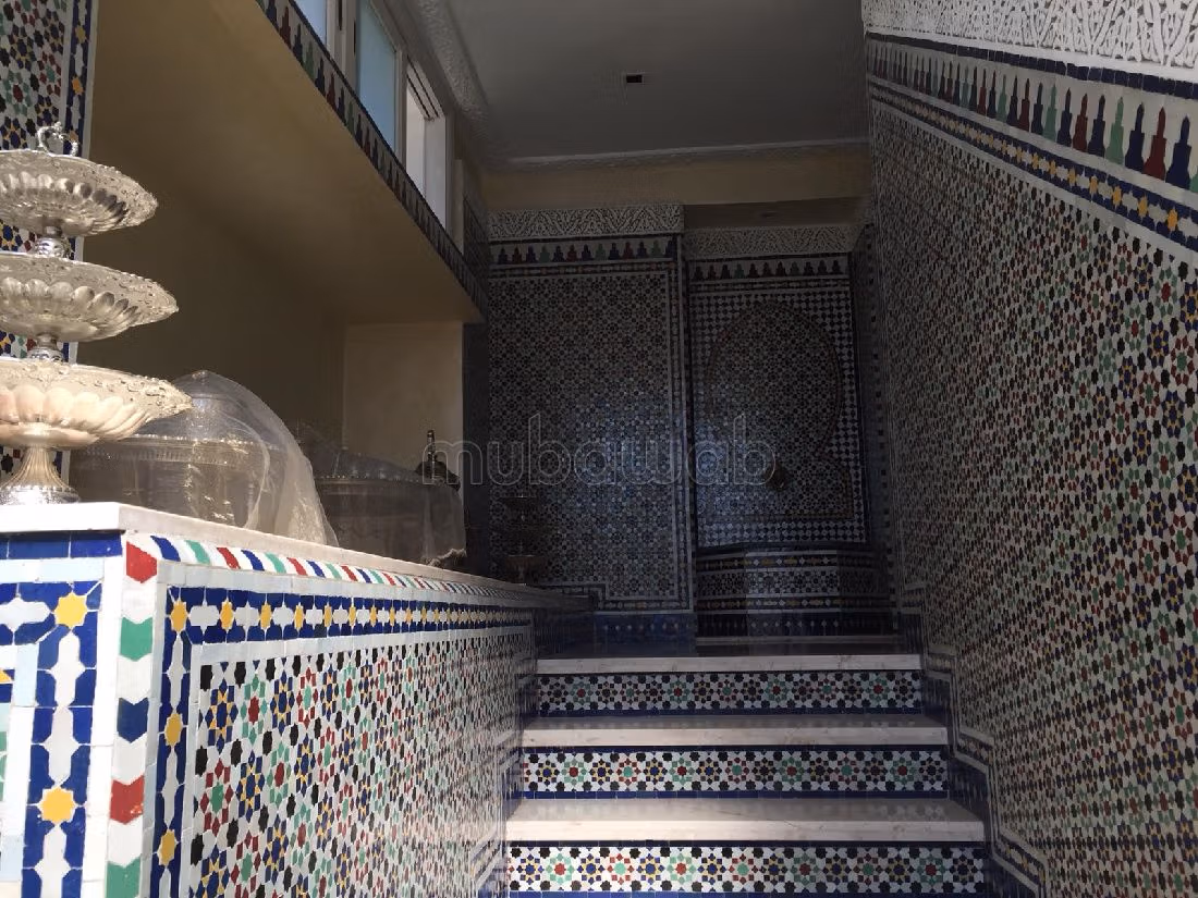 High quality villa for sale in Anfa Supérieur. Total area 898 m². Moroccan living room and satellite dish. 