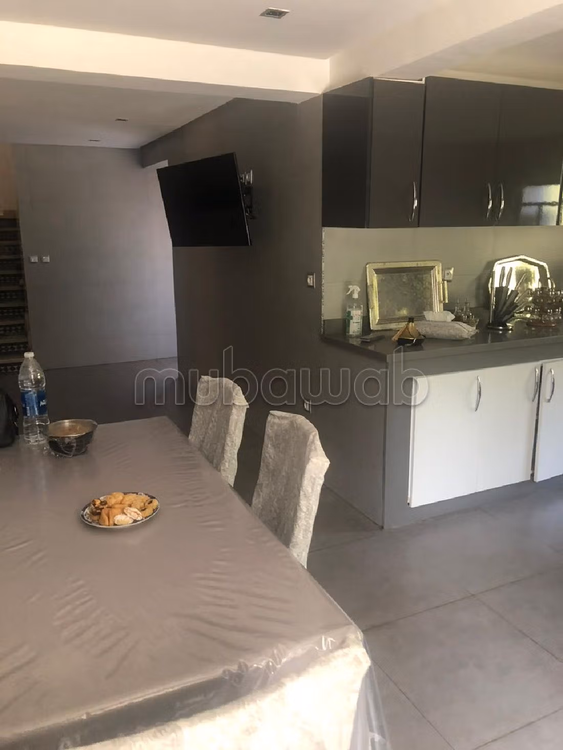 High quality villa for sale in Anfa Supérieur. Total area 898 m². Moroccan living room and satellite dish. 